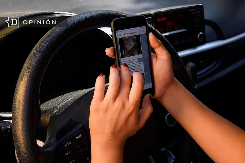 25455 mujer viendo su celular en un auto.webp