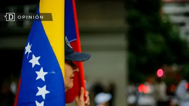 El Desconcierto | 28328 mujer con la bandera de venezuela.webp