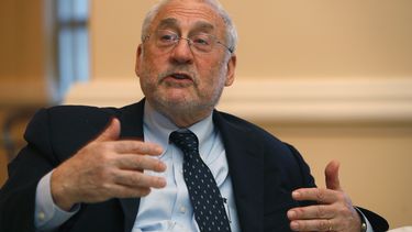 Nobel de economía Joseph Stiglitz sobre la crisis trasandina: El FMI no estaba ayudando a Argentina, sino violando la política de no intervención