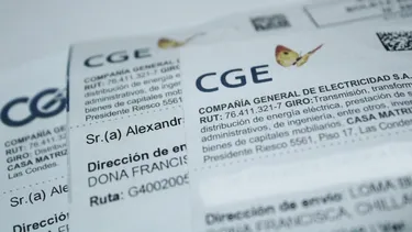 El Desconcierto | vecina de melipilla paso de pagar 10 mil a 1 millon por luz corte ordena detener cobros y corte del suministro.webp
