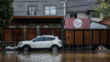 Lluvia en Santiago: Clases suspendidas, personas atrapadas y masivos cortes de luz