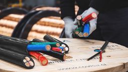 Chilenos innovadores crean cables de seguridad hechos 100% de cobre y energía renovable