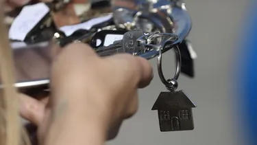 Serviu le revocó subsidio por no estar en su vivienda en 3 visitas y ordenó devolverla: Corte anuló medida por falta de pruebas