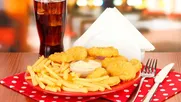 ?vamos a tener que volver al azucarero y la botellita de soya?: expertas explican nuevas normas de plastico en locales de comida