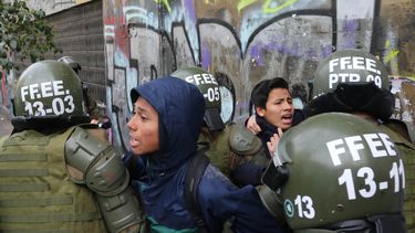 FOTOS| Carabineros ingresó al Instituto Nacional y nuevamente hay enfrentamientos con estudiantes