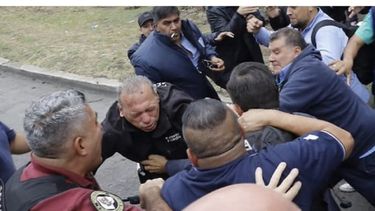 VIDEO| Conductores de buses golpean violentamente al ministro de Seguridad de Argentina