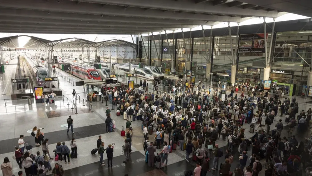 España facilitará a extranjeros estudiar y trabajar hasta por 30 horas semanales tras lanzar nuevo reglamento