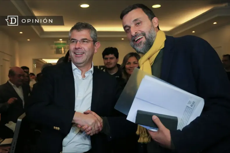 19239 imagen de cristian warnken durante la firma de amarillos.webp