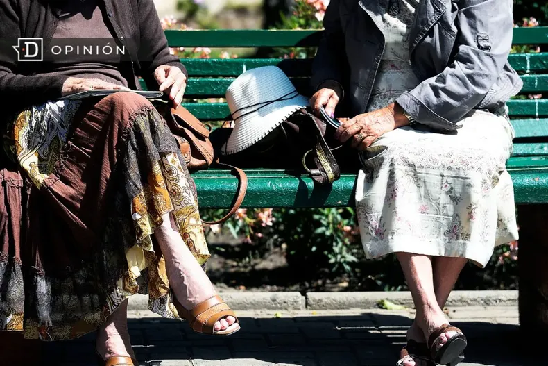 27838 senoras de tercera edad en una banca.webp
