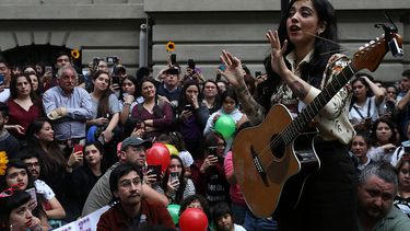 Mon Laferte es galardonada en los MTV Europe Music Awards en medio de su gira por Chile en apoyo a las protestas sociales