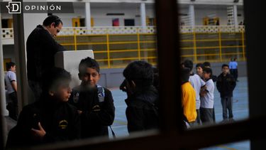 El Desconcierto | 30316 imagen de un patio de colegio con estudiantes conversando.jpg