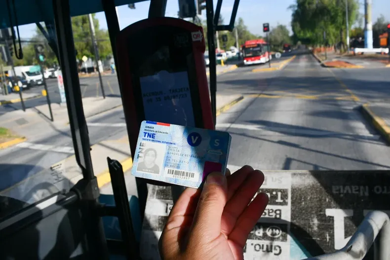 con codigo qr y por la app de red movilidad  junaeb estaria preparando cambio en tne por usos fraudulentos.webp