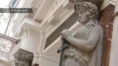 El Desconcierto | 13140 estatuas en el palacio de tribunales.webp