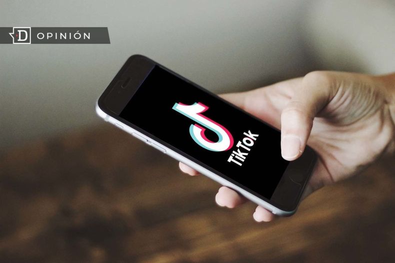 3840 imagen de un celular entrando a tik tok.jpg