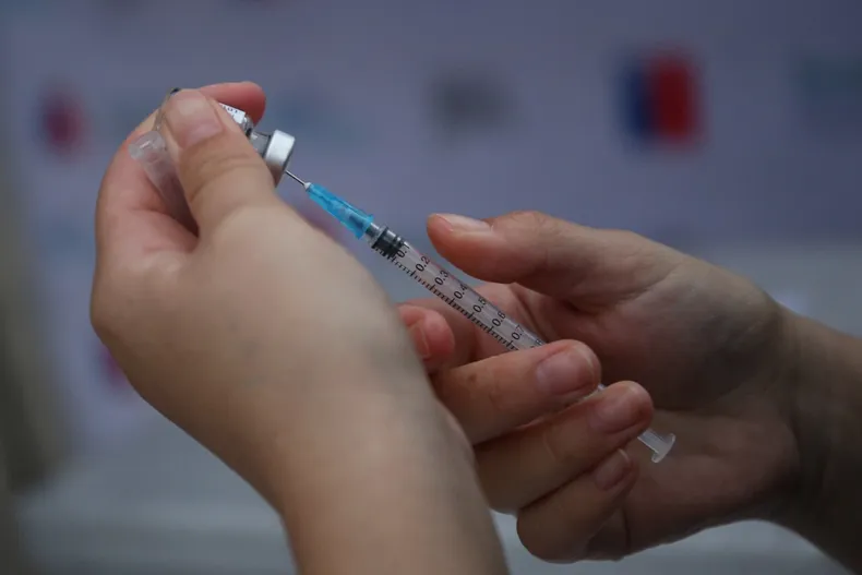 apelo a la libertad de criar y rechazo vacuna contra hepatitis b para su hijo corte ordena inmunizar al lactante.webp