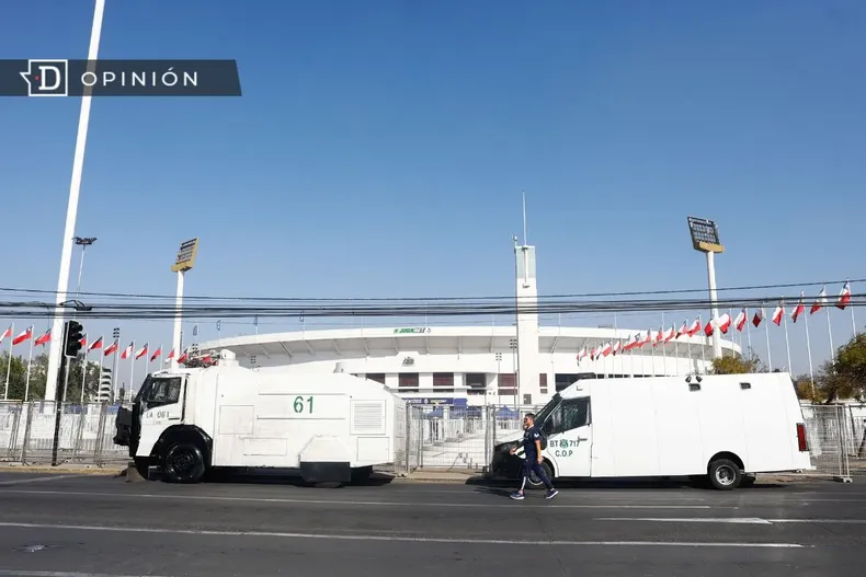 21780 frontis del estadio nacional con vehiculos policiales.webp