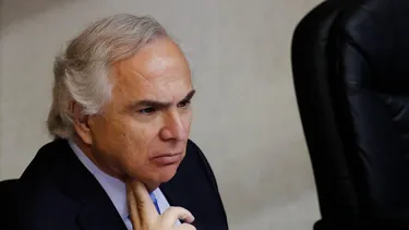 Pagos, gestiones a privados y uso de escoltas: las causas que persiguen a Chadwick en el caso Hermosilla