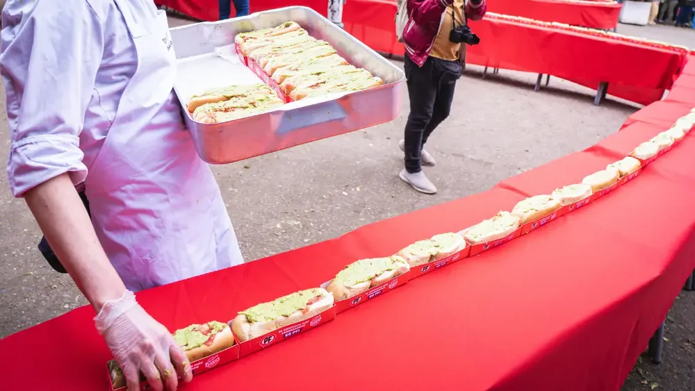 Talca recibe duro golpe: Su “completo más grande del mundo” no fue reconocido por Récord Guinness