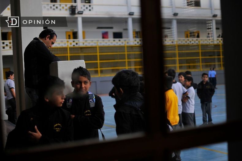 30316 imagen de un patio de colegio con estudiantes conversando.jpg