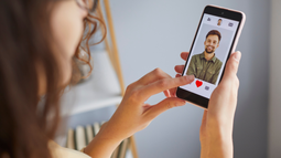 La fatiga de las apps de citas y el auge de nuevos espacios para conocer personas de forma presencial. La fatiga de las apps de citas y el auge de nuevos espacios para conocer personas de forma presencial.