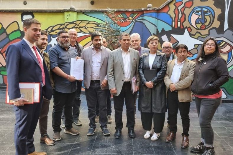 Bancada de parlamentarios PS se reunen con dirigentes de la CUT e1713810862495.jpg