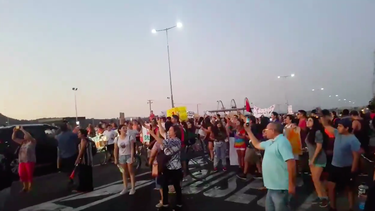 Incendio en Molina: Vecinos protestan cortando la ruta 5 por falta de apoyo del gobierno