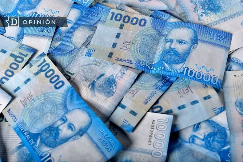 20872 foto de un monton de billetes de 10 mil pesos.webp