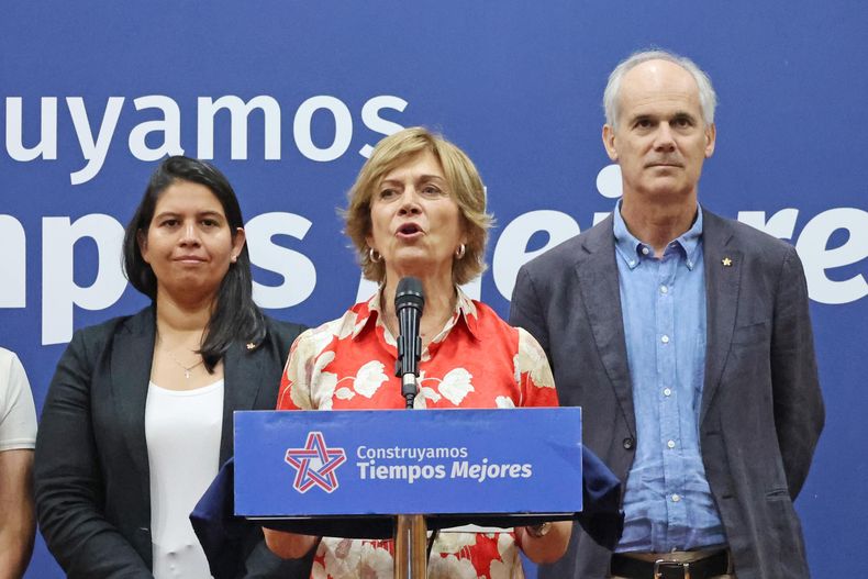 10054 evelyn matthei abanderada presidencial de chile vamos.jpeg
