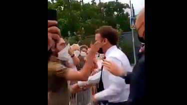 VIDEO| Presidente de Francia, Emmanuel Macron, recibe fuerte cachetada al acercarse a un hombre