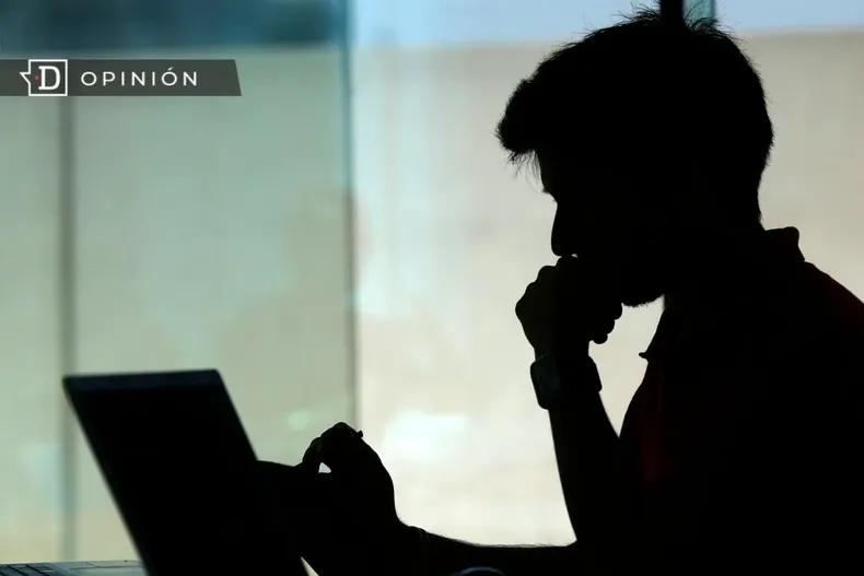 22566 sombra de una persona joven trabajando en su notebook.webp