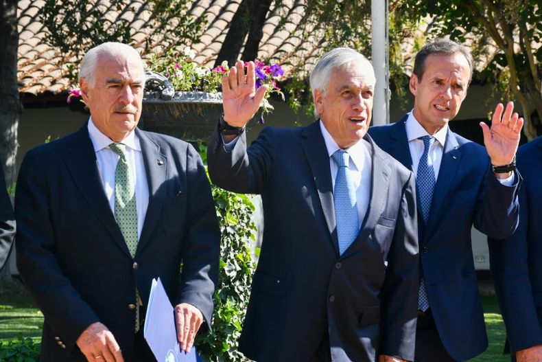 Pinera junto al grupo Libertad y Democracia e1679143782679.jpg
