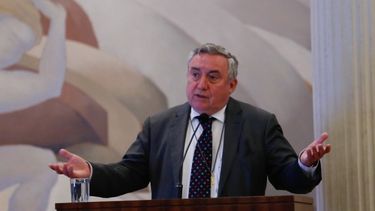 Premios Nacionales defienden a rector de la U. de Chile en conflicto con universidades privadas