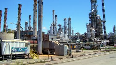 PDI allana planta de Enap Bío Bío por posibles vínculos con episodios de contaminación en Quintero