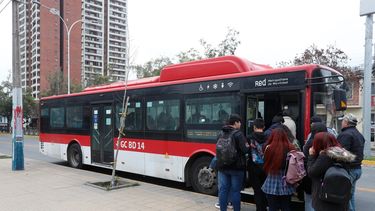 Me levanto antes, pero voy cómodo: Santiaguinos que prefieren tomar micro sobre el Metro