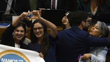 Cariola, Vallejo y Jara: La avanzada feminista del PC que hizo realidad el proyecto de 40 Horas