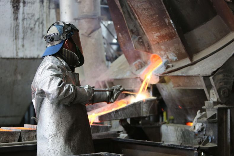 Firmas como Midas Chile extraen cobre, oro y plata de residuos electrónicos. Su gerenta de Economía Circular, Mitzy Lagos, explica el proceso de minería urbana y sus estándares ambientales.