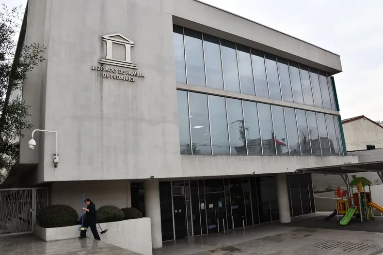 padre con deuda de 11 millones en pension no autorizo viaje por vacaciones de su hija juzgado de familia concedio permiso.webp