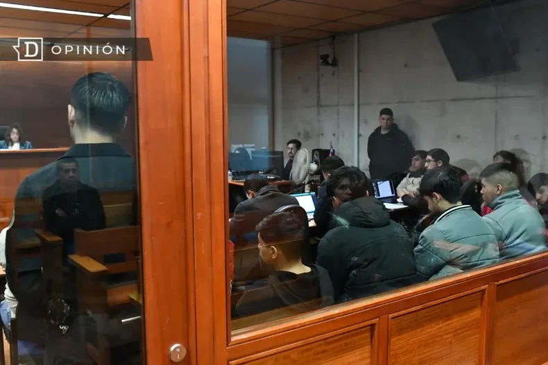 24613 jovenes en juicio oral.webp