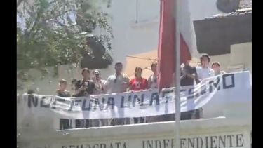 El Desconcierto | Despliegan lienzo en la sede de la UDI contra Pancho Maloi.jpg