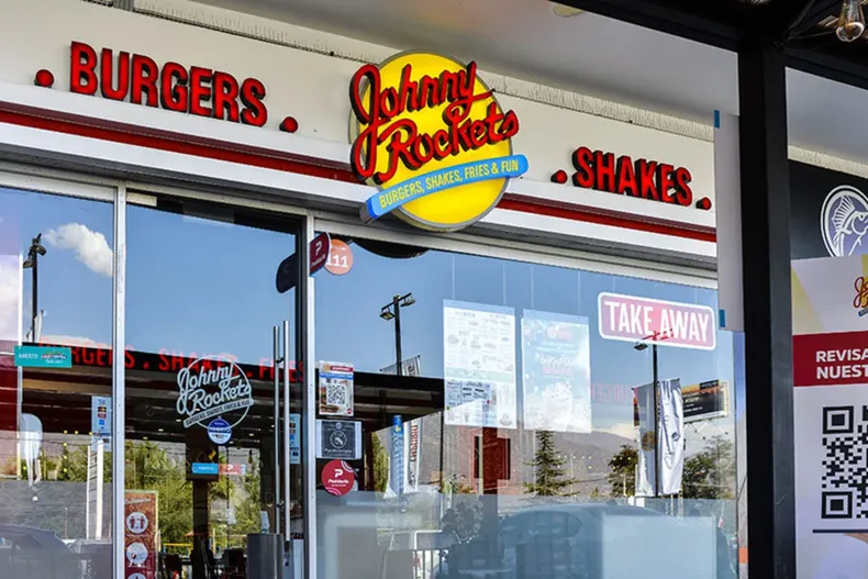 johnny rockets quitaba propinas a garzones por uniforme ausencias y desempeno corte confirmo multa de 4 1 millones.webp