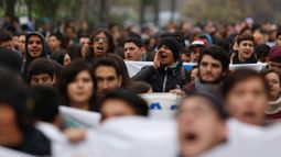 Intendencia manda a la Cones a marchar hacia el cementerio, pero estudiantes insisten en tomarse la Alameda