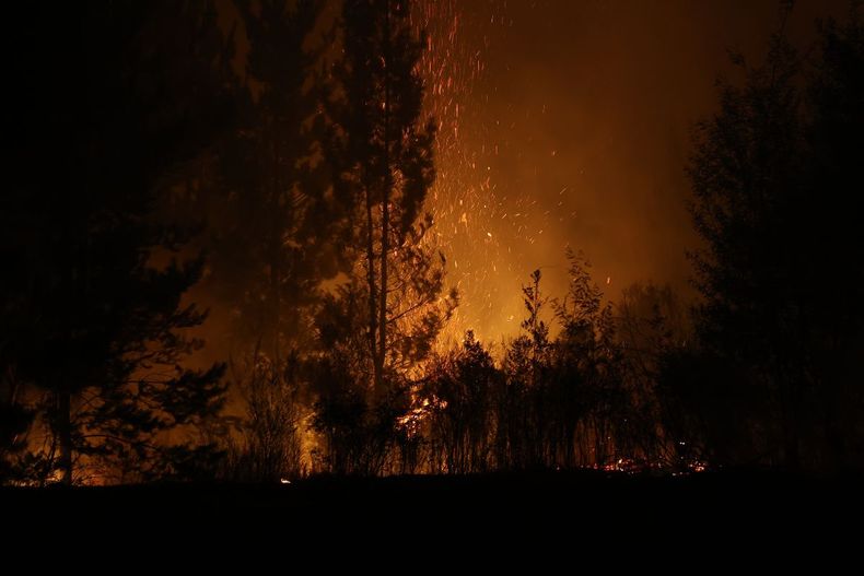 Imagen de uno de los incendios forestales en el sur de Chile de noche / Agencia Uno