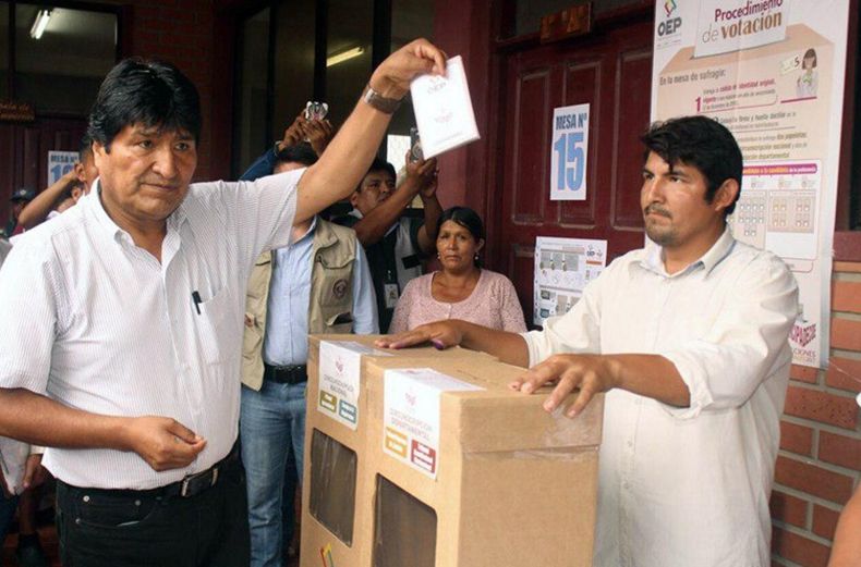 evo morales voto.jpg
