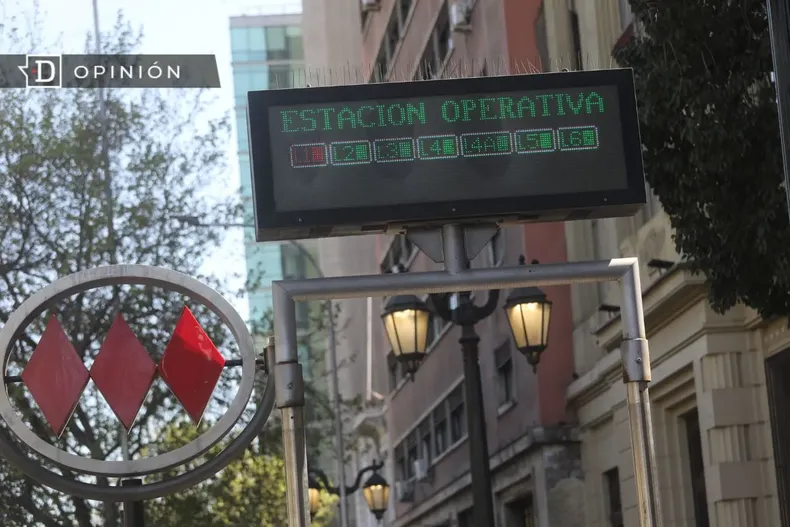 23347 entrada a una estacion de metro.webp