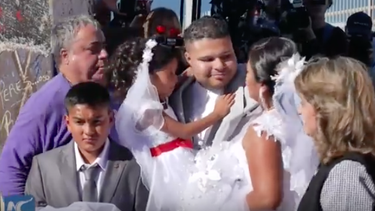 Amor sin fronteras: Una pareja se casa en el muro entre México y Estados Unidos para regularizar su situación