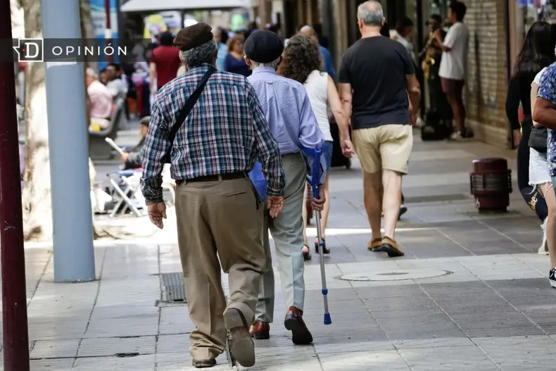 14700 adultos mayores caminando en la calle.webp