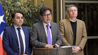 En línea con el gobierno, la bancada DC presenta proyecto que crea Registro de Vándalos de Cuello y Corbata.&nbsp;
