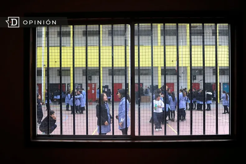16209 imagen del patio de un colegio a traves de una ventana con r.webp