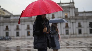 Lluvia matinal y ambiente frío: Así estará el tiempo en Santiago y zona central este viernes