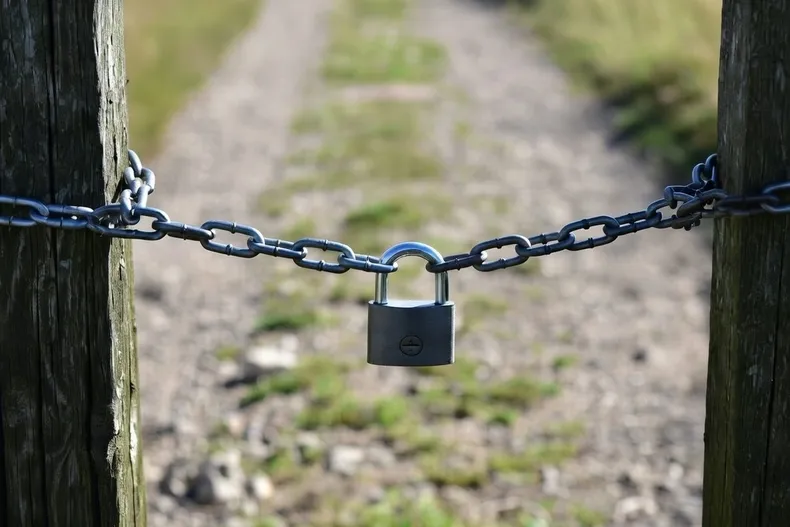 cerro camino con cadenas candados y cercos alegando que era privado y dejo sin acceso a mujer de 68 anos suprema ordeno reabrir.webp